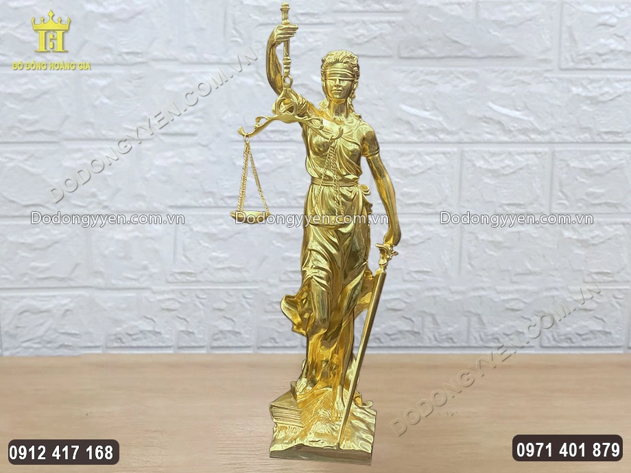 Nữ thần được đ&uacute;c theo d&aacute;ng đứng uy nghi&ecirc;m
